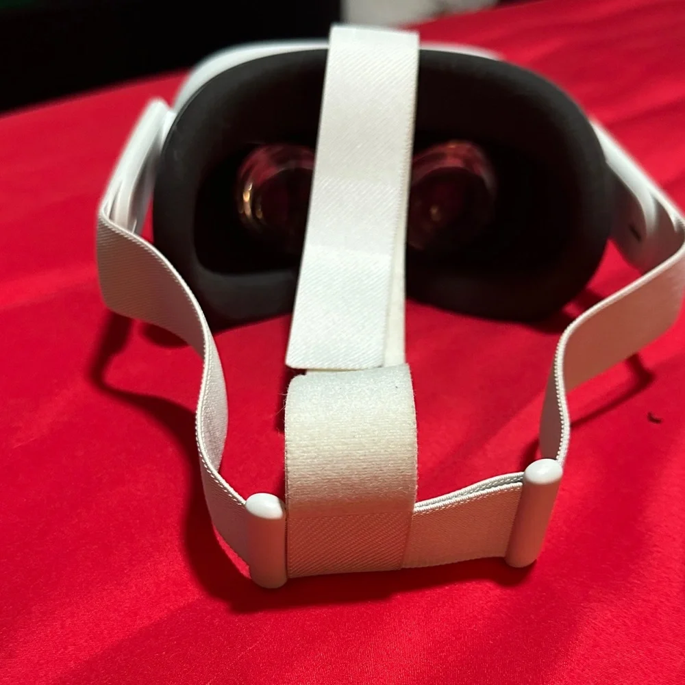 Oculus VR Headset with White Controllers